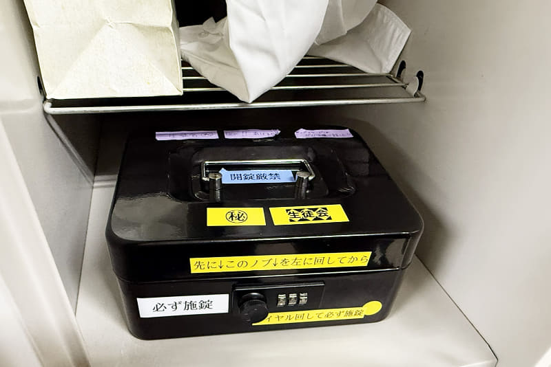 金庫の中には、学校の“真相”を知る手掛かりが…（撮影：編集部）