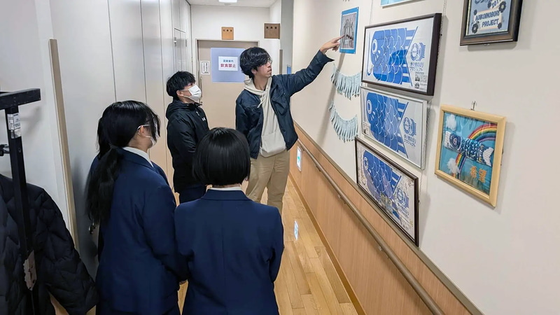 石巻西高等学校の生徒が「青い鯉のぼりプロジェクト」を通じて、震災伝承を学ぶ様子（出典：一般財団法人まちと人と、以下同じく）