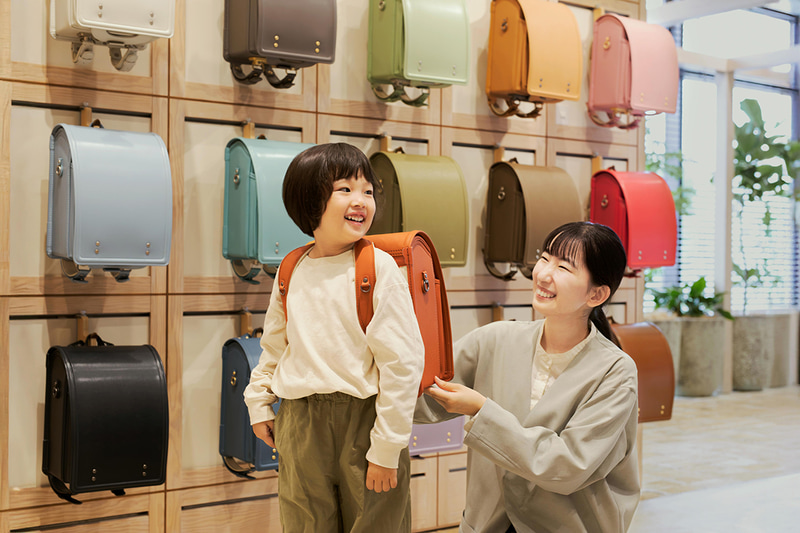 株式会社土屋鞄製造所が、土屋鞄の3ブランドをそろえた複合店「THE RANDOSERU TSUCHIYA KABAN」を2025年1月31日（土）に6店舗オープン（出典：株式会社土屋鞄製造所、以下同じく）