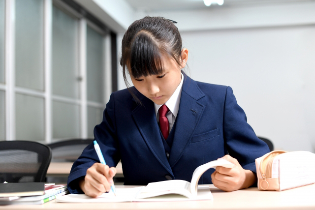 公益財団法人スプリックス教育財団が、「基礎学力と学習の意識に関する保護者・子ども国際調査2025」に基づき、子供の「計算への自信」と「計算が好きか」の調査結果を発表