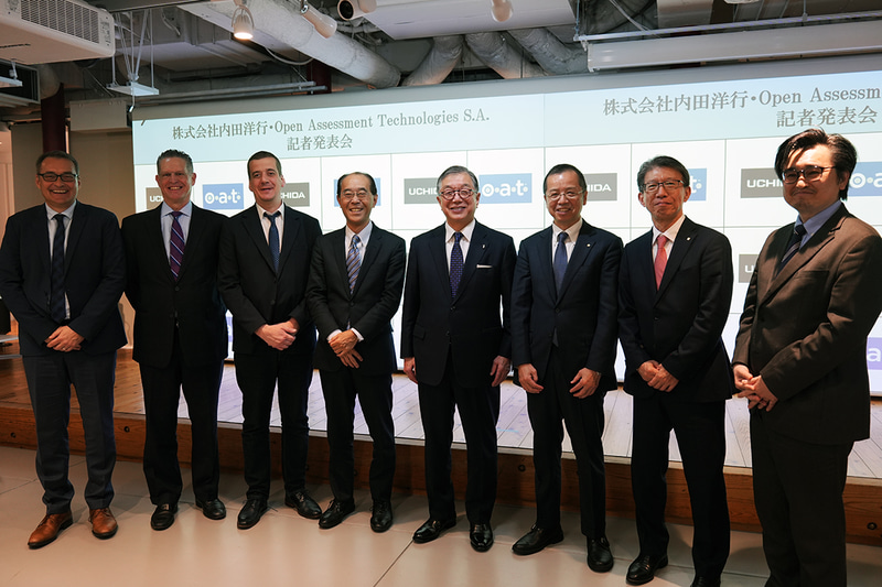 左より、Open Assessment Technologies S.A.のHatto Sterling氏、Jeffrey Cuff氏、Patrick Plichart氏、町田 潔氏、内田洋行の大久保 昇氏、伊藤博康氏、畠田浩史氏、インフォザインの永井正一氏（画像：編集部撮影、以下同様）