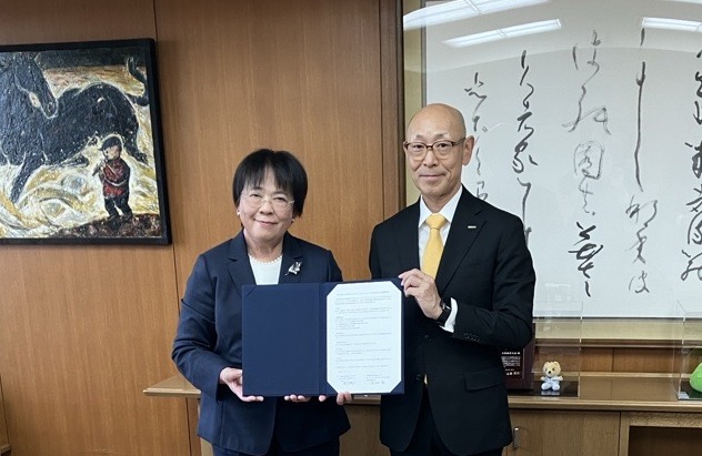 (左）国立大学法人 大阪教育大学 学長 岡本幾子氏、（右）富士フイルムシステムサービス株式会社 代表取締役社長 高村 勲氏（出典：富士フイルムシステムサービス株式会社、以下同じく）