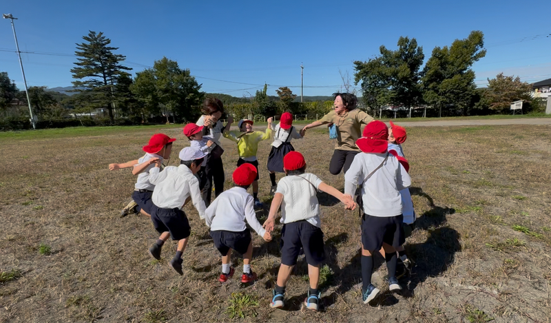 屋外で体を動かす児童たちの様子