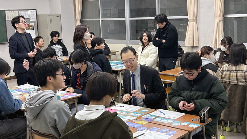 ブロードマインド株式会社が、カードゲームを利用した出前授業を兵庫県立有馬高等学校で実施（出典：ブロードマインド株式会社）