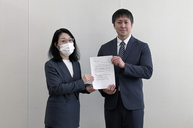 文部科学省 初等中等教育局児童生徒課 生徒指導室長（左）に、要望書を提出する株式会社すららネット 子どもの発達支援室 室長 佐々木章太氏（右）／出典：株式会社すららネット
