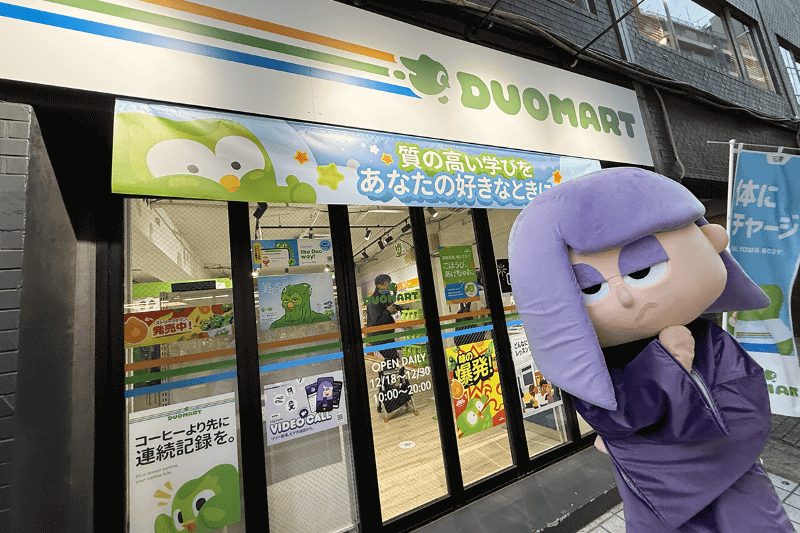 店頭では、アンニュイな魅力を持つキャラクター・リリーが来場者をお迎え