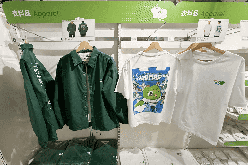 Tシャツとブルゾンは、いずれもDUOMART専用商品