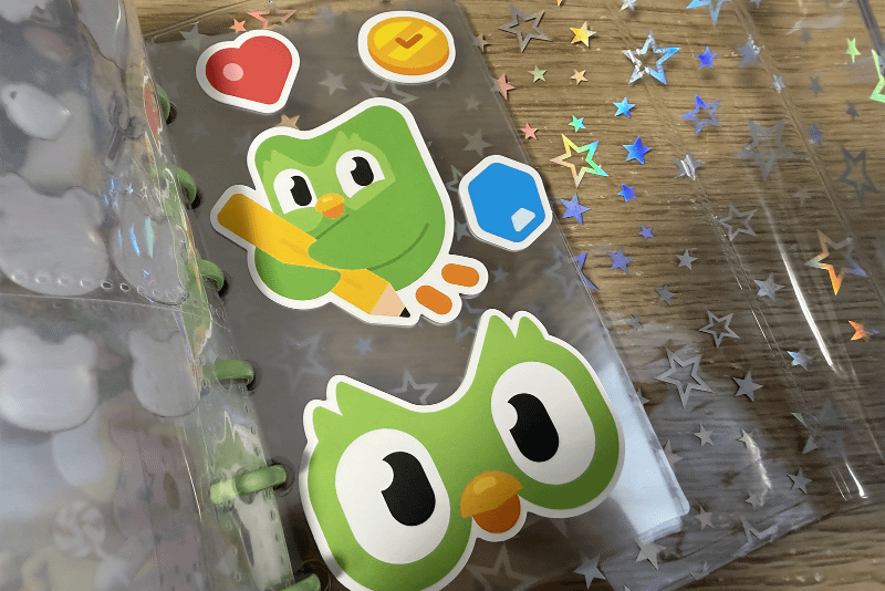 帰宅後、普段一緒に「Duolingo」で学習している長男とシールを交換