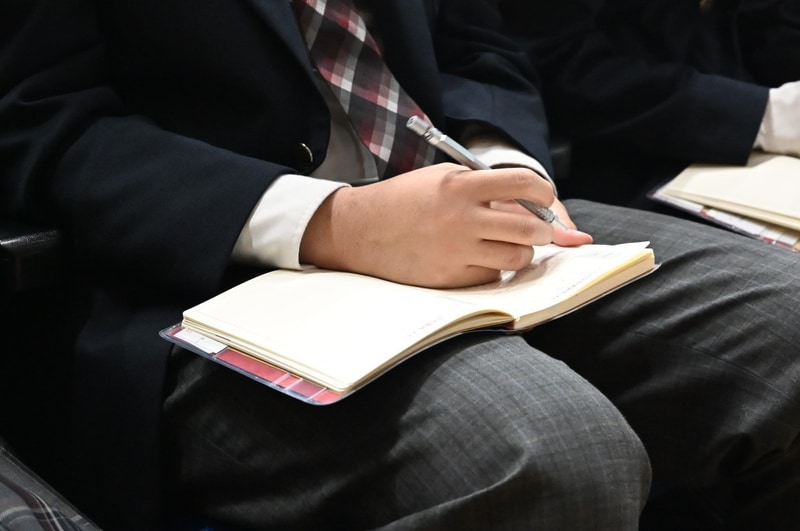 熱心にメモを取る生徒たち