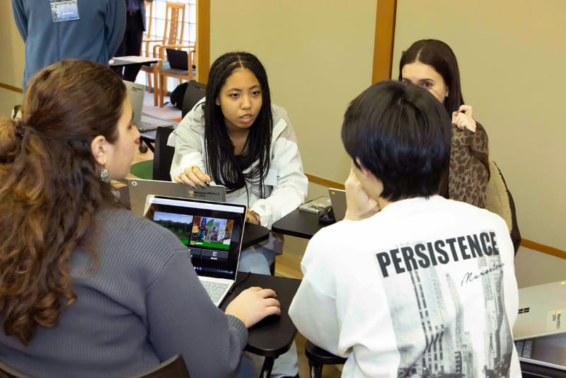 両大学の学生が議論しながらチームで教材を制作