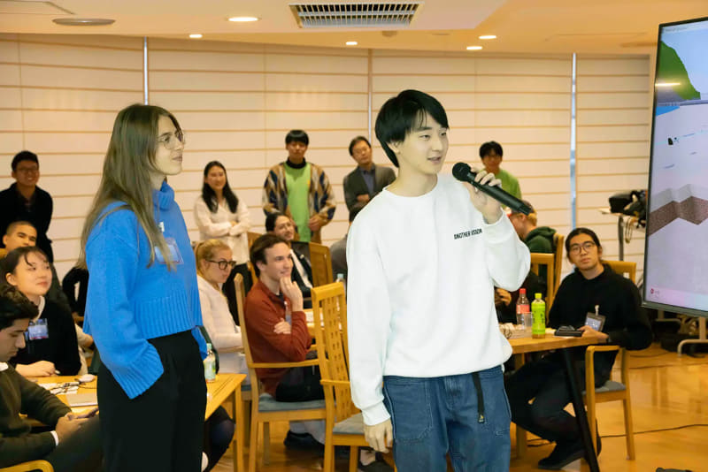 両大学の学生がチームで制作した教材をプレゼンテーション
