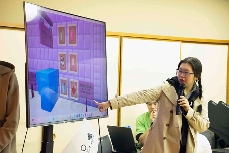 両大学の学生がチームで制作した教材をプレゼンテーション