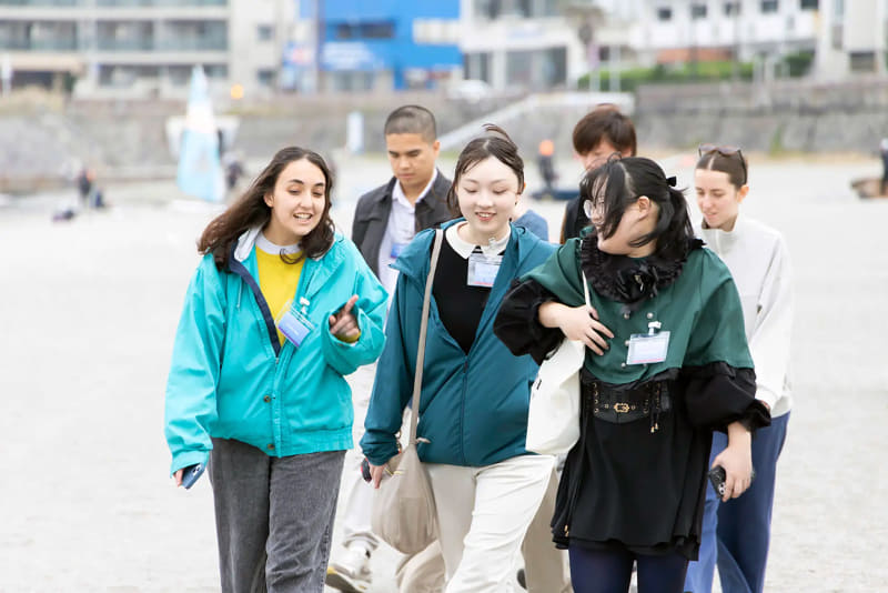 和やかに交流するZEN大学とミネルバ大学の学生