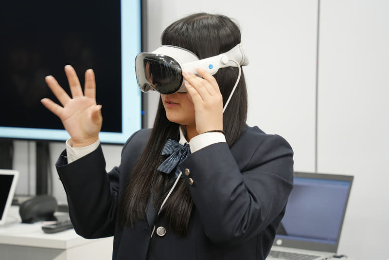 VRゴーグルを装着し、間近に迫る恐竜に手を伸ばす