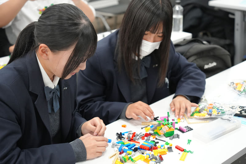 見学して印象に残った技術を、レゴで表現する生徒たち