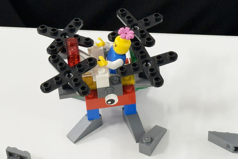 生徒の作品。「人を乗せて運ぶドローン」を表現した
