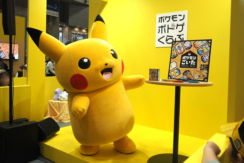 ゲームマーケット2025秋「ポケモンボドゲくらぶ」ブースではピカチュウが登場