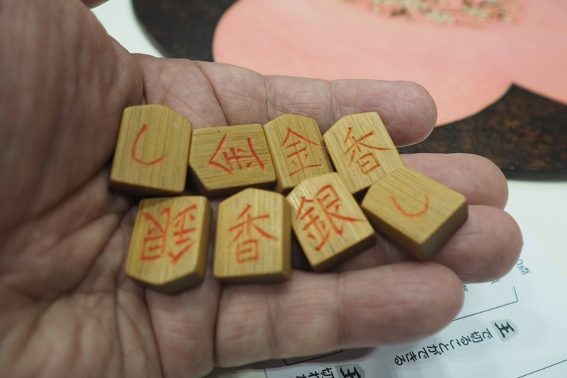 本物の「ごいた」では、竹製のコマを使う