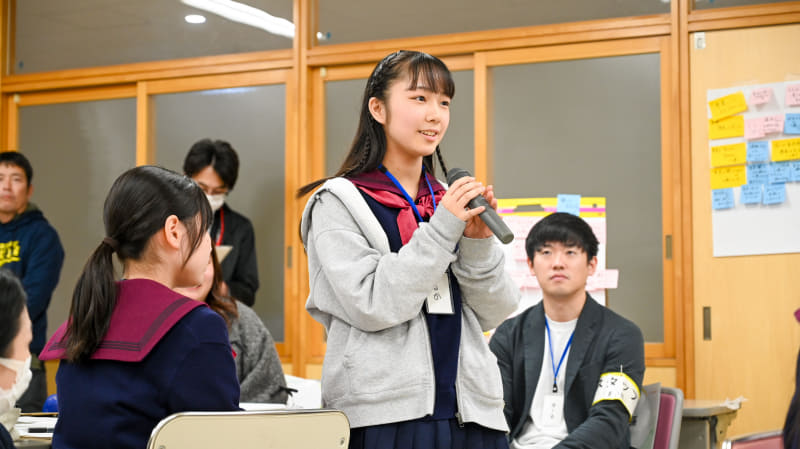 全体発表を行う生徒