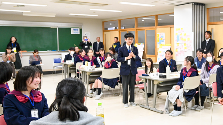 全体発表を行う生徒