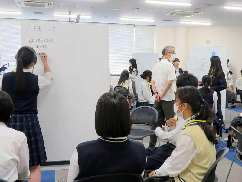 「理想の教師像」について高校生が意見を交換