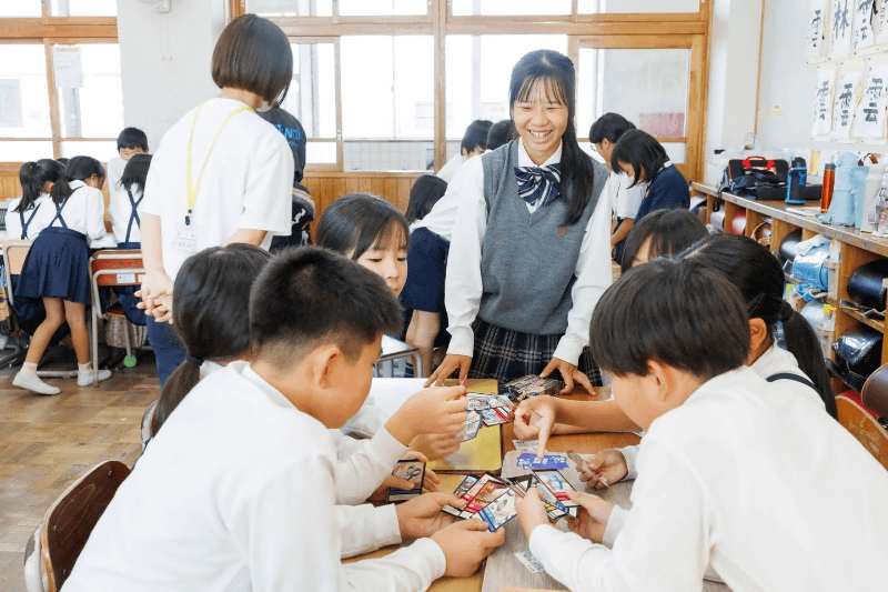 小学校で児童がプレイしている様子