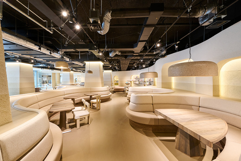 1階のパブリックエリア。ゆったり過ごせるスペースが広がる