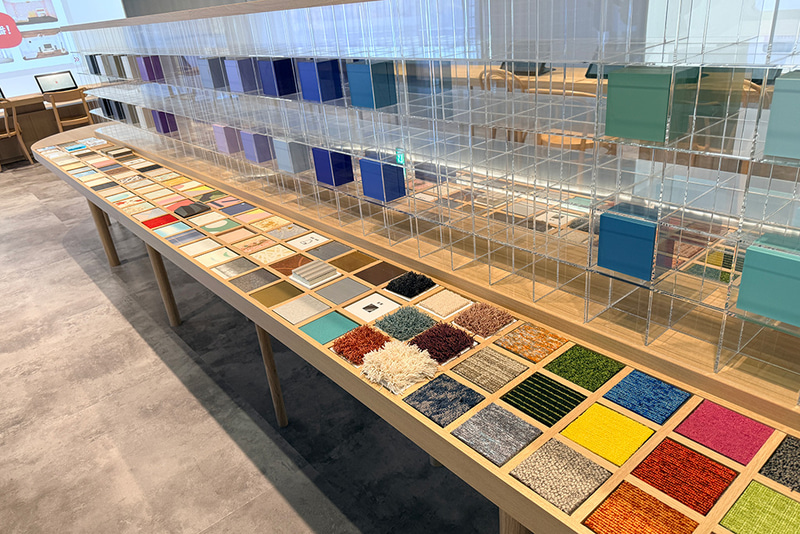 自分の好きな素材を選び、所定の場所にはめ込むと部屋に反映される（撮影：編集部）