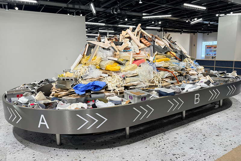 この廃材を前にミッションが与えられ、新たなアイテムに変わる材料を見つける。なお、積水ハウスではこうした廃材をすべてリサイクルしているという（撮影：編集部）