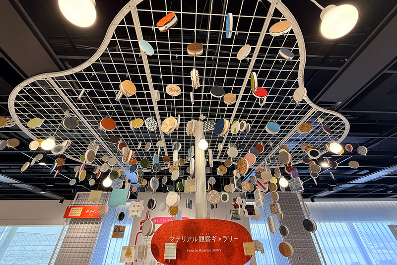 マテリアル観察ギャラリー（左上）・資源の循環ビフォーアフター（右上）・さわって構造体験（左下）・プラスチック素材クイズ（右下）（撮影：編集部）