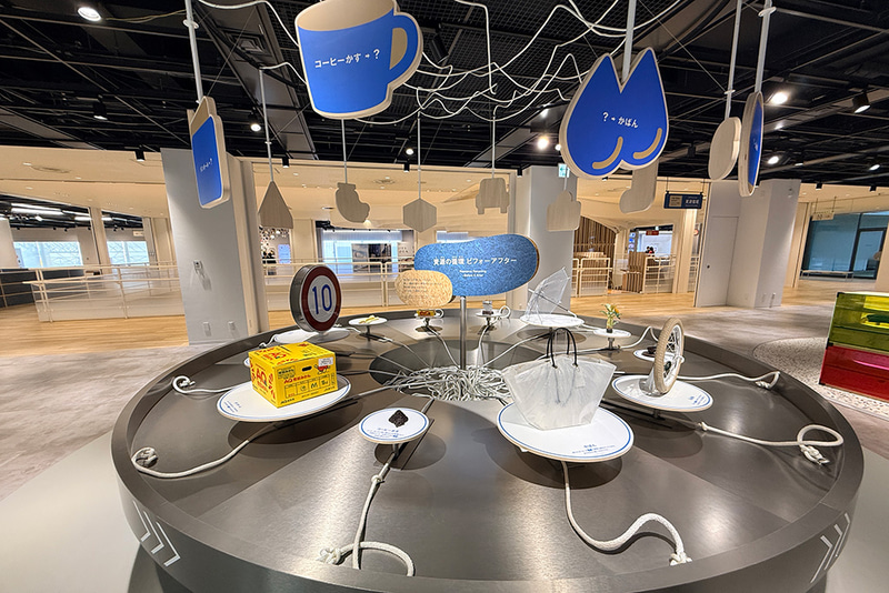 マテリアル観察ギャラリー（左上）・資源の循環ビフォーアフター（右上）・さわって構造体験（左下）・プラスチック素材クイズ（右下）（撮影：編集部）