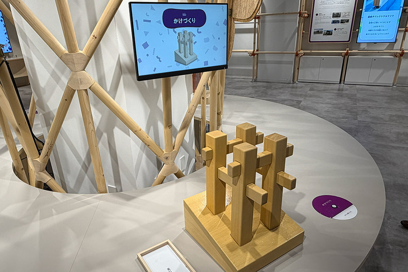 マテリアル観察ギャラリー（左上）・資源の循環ビフォーアフター（右上）・さわって構造体験（左下）・プラスチック素材クイズ（右下）（撮影：編集部）