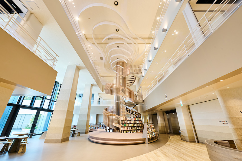 ライブラリーにある「感性の樹」。その周りは読書ができるスペースが設けられている