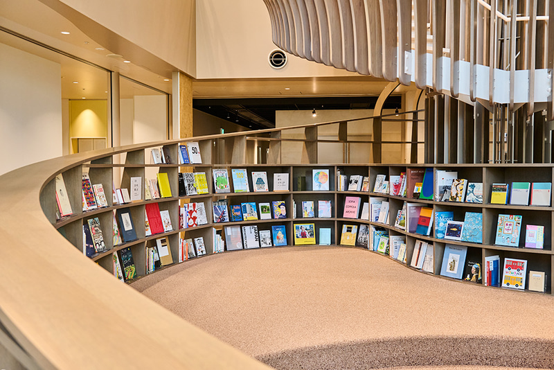 ライブラリーの空間。小上がりのスペースで寛ぎながら読書も可能