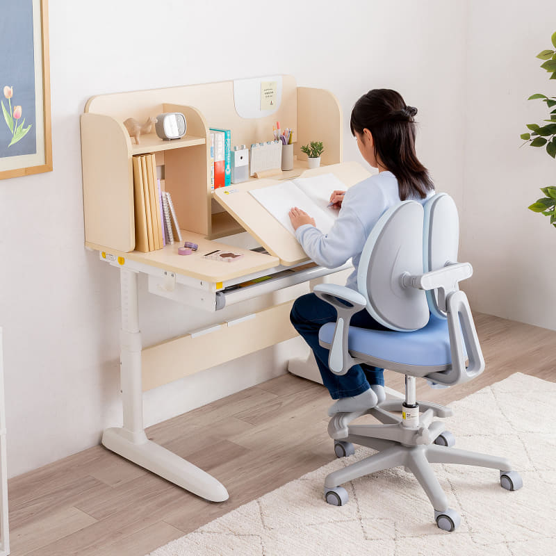 サンワサプライ株式会社が、多機能学習デスク「100-ERD052LM（ハンギングボード付き）」と「100-ERD053LM（ペントレー付き）」の2タイプを発売（出典：サンワサプライ株式会社、以下同じく）