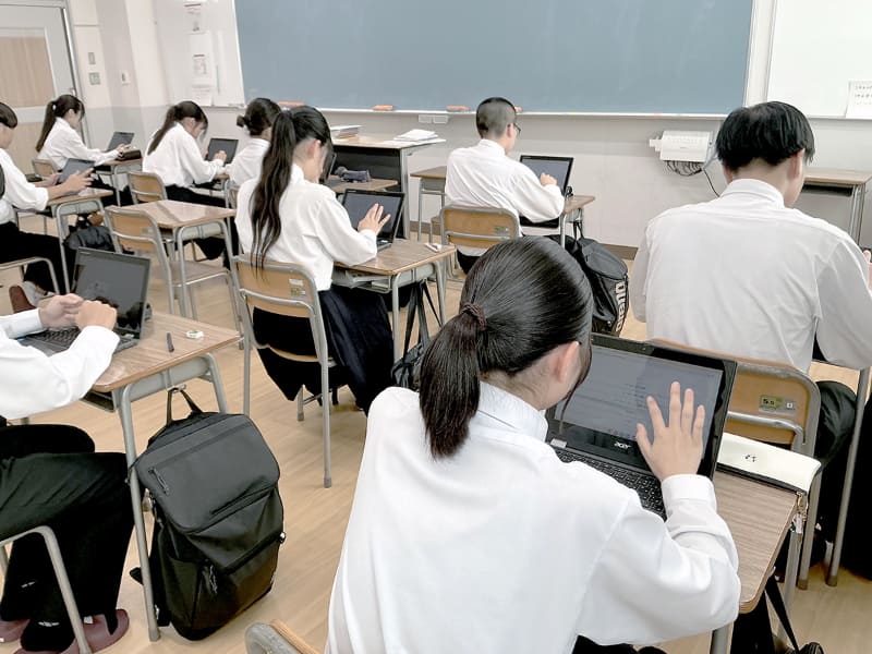 学習に取り組む生徒たち