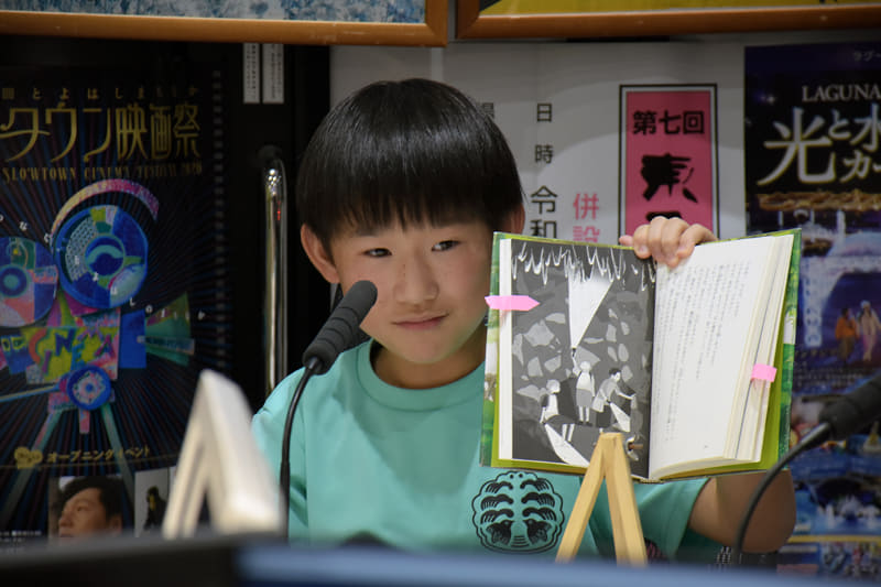 お気に入りの挿絵とともに、『じいちゃんの山小屋』への思いを語る児童