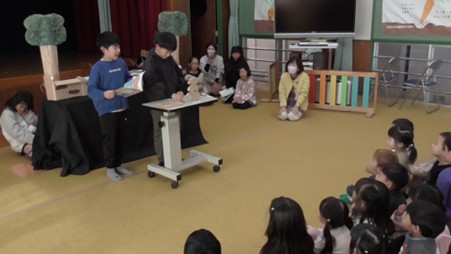 園児たちに『ぞうくんのさんぽ』の読み聞かせを披露