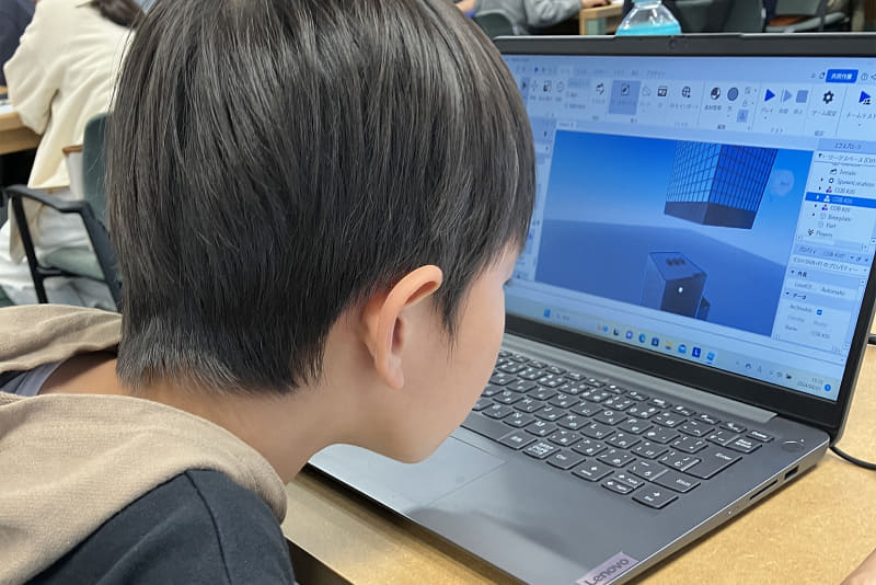 2024年に、筆者が当時小4・長男と「Roblox Studio」のワークショップに参加した様子（撮影：編集部）