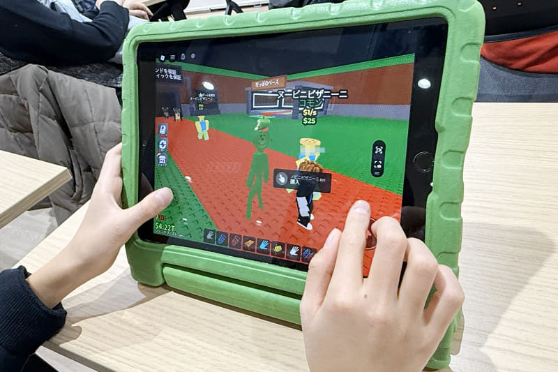 持参したipadで操作方法を教えてもらう（撮影：編集部）