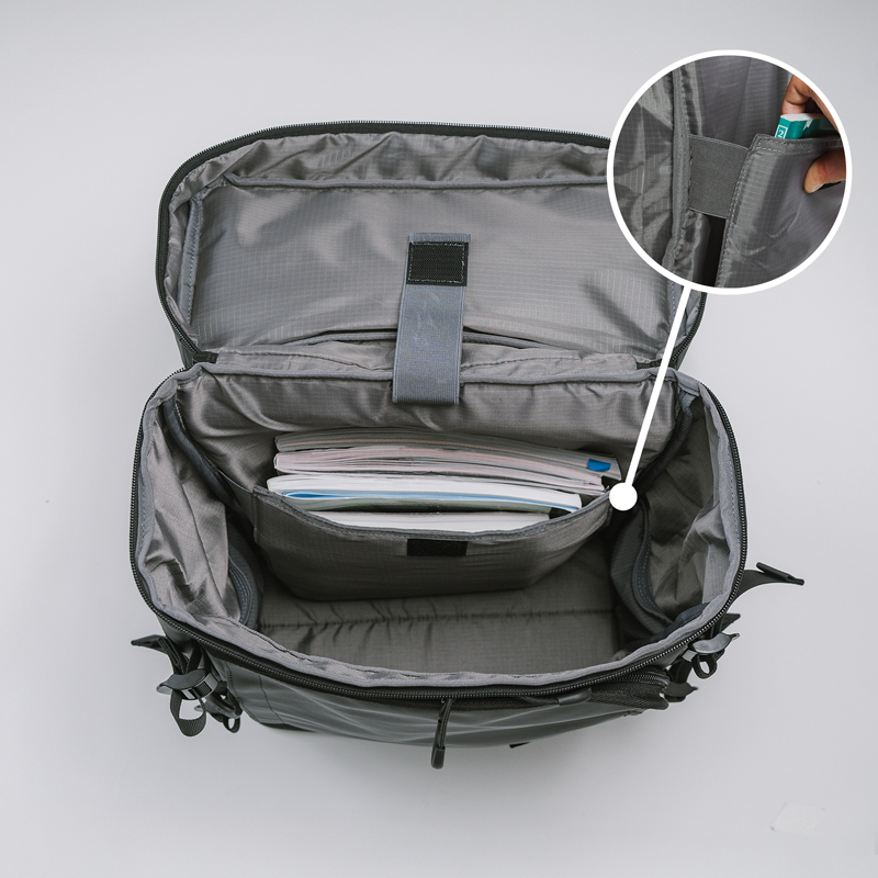 背面側の収納スペースは両端をゴム仕様にした独自構造