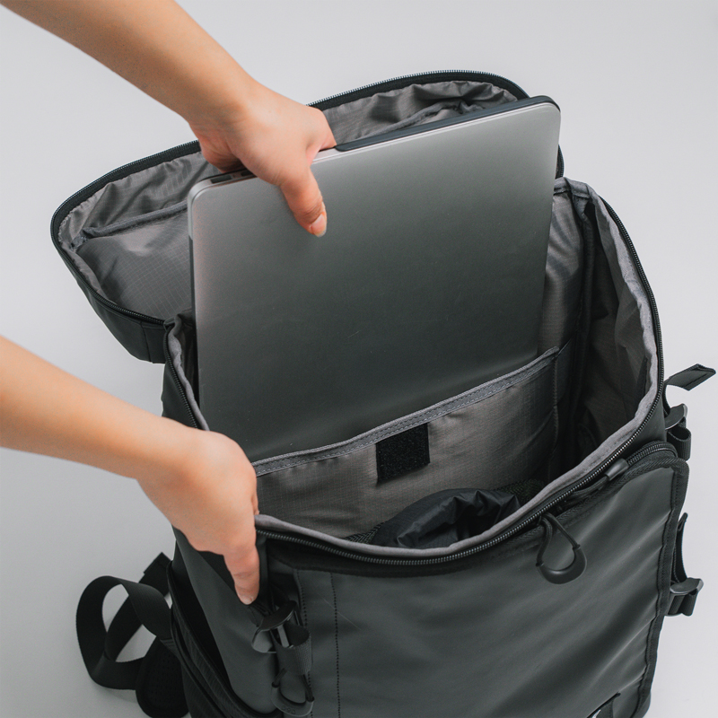 教科書やPCを出し入れしやすい箱型デザインを採用