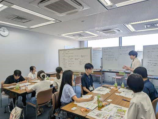 株式会社セブン‐イレブン・ジャパンの社員とモギ職員で、企画内容を検討（出典：足立区）