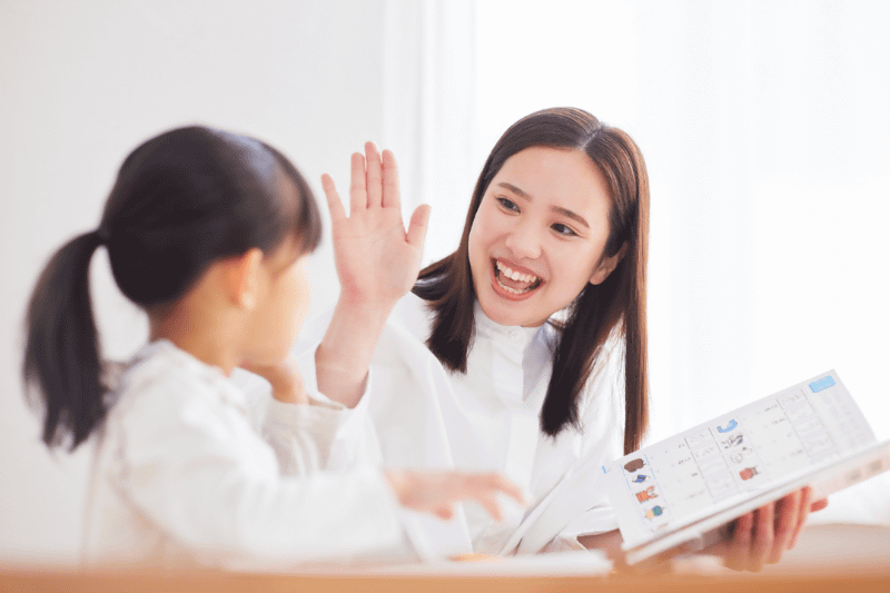 実践と振り返りを繰り返すことで、声のかけ方や会話のきっかけづくりのスキル定着を図る