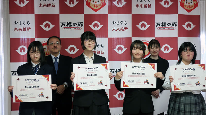 県知事を表敬訪問した、シニア部門世界1位受賞チーム「I LOVE ICE CREEAM」（立修館高等専修学校）