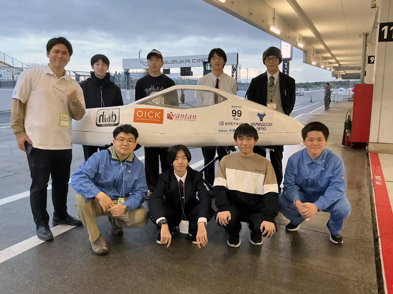 鈴鹿サーキットでのレース後、京都府南丹高等学校工学クラブのメンバーと担当教員（出典：亀岡市、以下同じく）