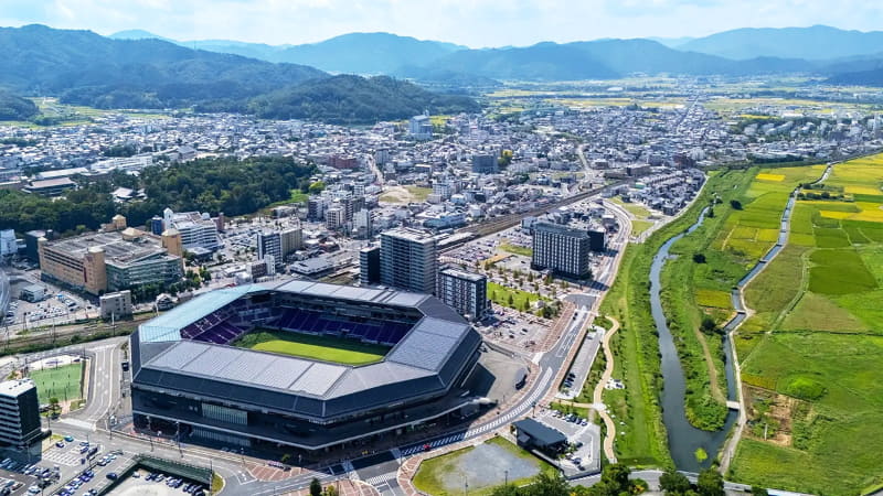 京都府亀岡市の空撮（「サンガスタジアム by KYOCERA」を望む）