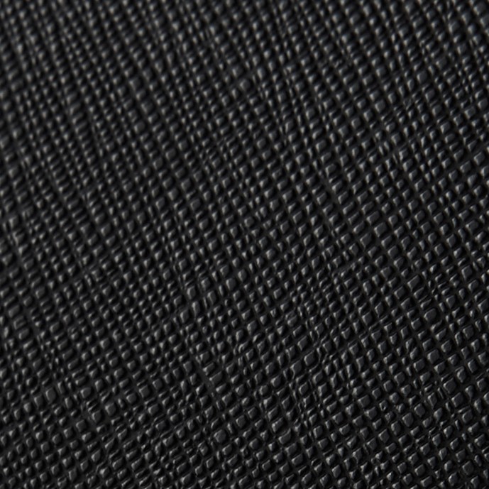 格子状のシボ加工を施した新生地「アンジュエール クレヴァス」を「モデルロイヤル・レジオ ノーチェ」に搭載