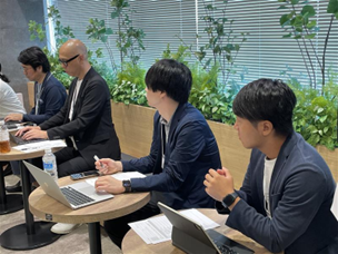 パーソルビジネスプロセスデザインの役員や社員が生徒たちにフィードバック