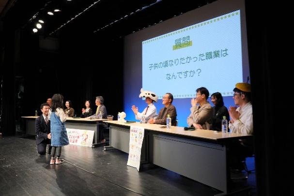 子供の質問に回答する著者陣